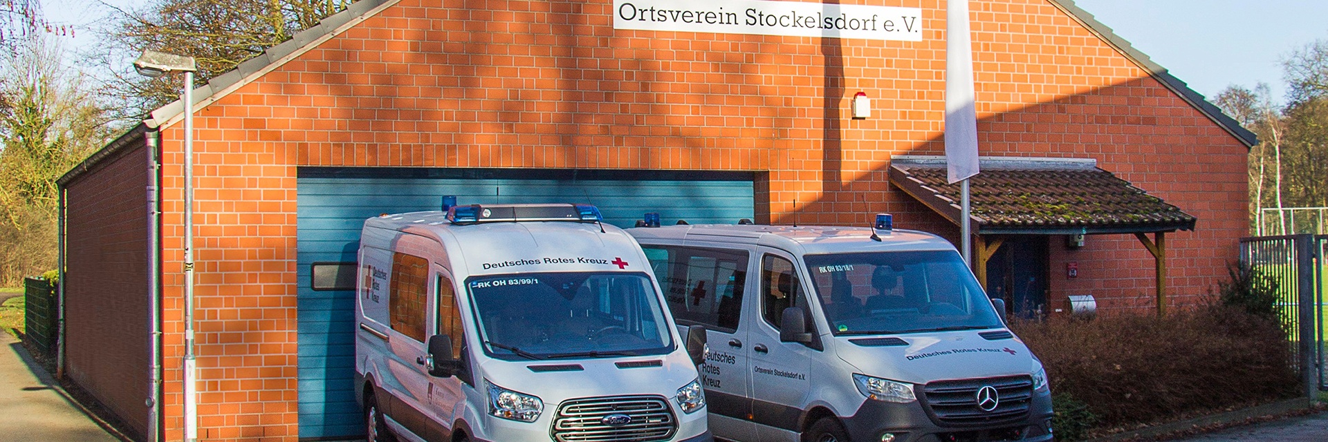 DRK-Ortsverein Stockelsdorf Einsatzfahrzeuge vor der DRK-Unterkunft (KI unterstützt)